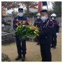Dépôt de gerbe par les pompiers devant la grande croix du cimetière - (...)