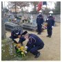 Dépôt de gerbe par les pompiers devant la grande croix du cimetière - (...)